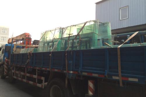 uploads/0517/1589698382181872678.jpg 鋼化玻璃產(chǎn)品在包裝運輸?shù)倪^程中需要注意哪些事項.jpg